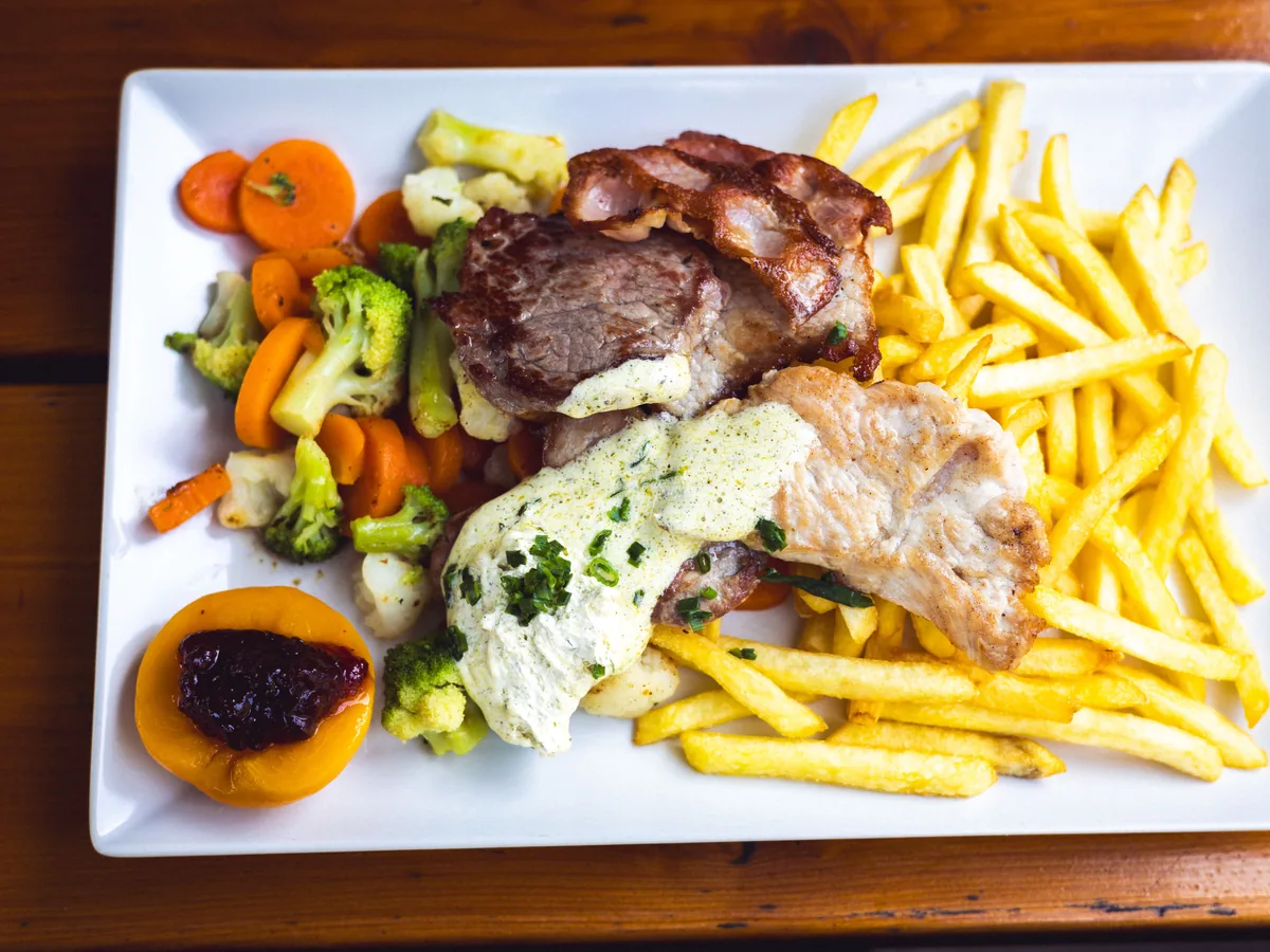 Secondo piatto di carne alla griglia con contorno